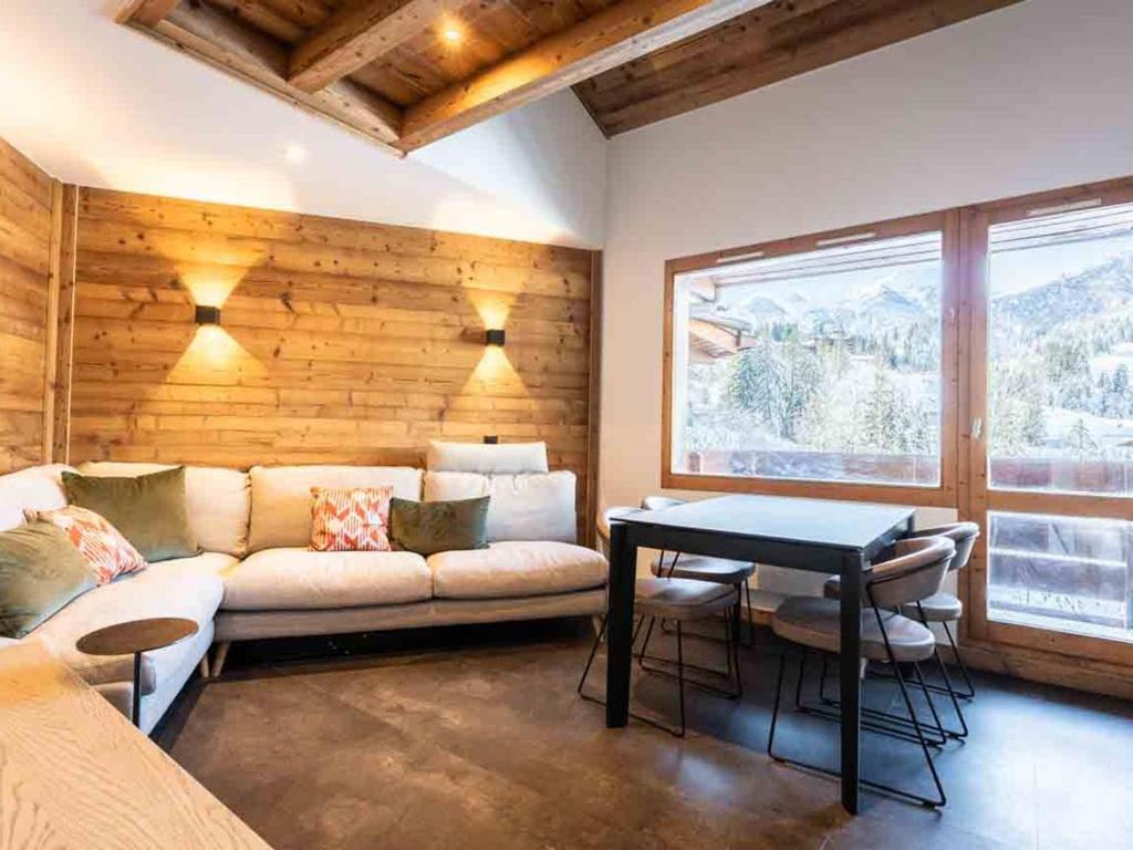 un salon avec un canapé et une table dans l'établissement Appartement duplex 5 pièces rénové, Crève-Coeur, 8 pers, animaux acceptés - FR-1-291-720, à Valmorel