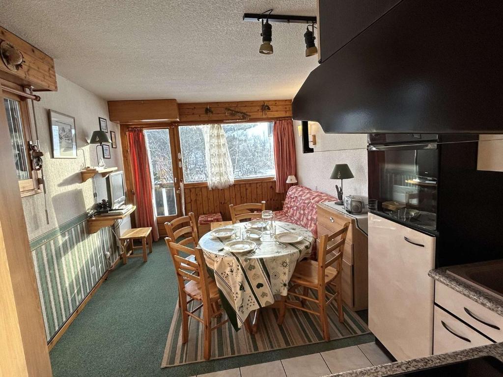 une cuisine et une salle à manger avec une table et des chaises dans l'établissement Studio alcôve Les Saisies 4 pers, proche centre, balcon - FR-1-594-211, à Hauteluce