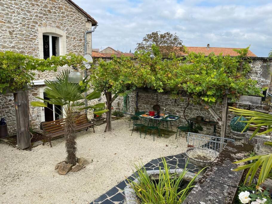 Photo de la galerie de l'établissement Maison de Reves in Piéguts Pluviers, à Piégut-Pluviers