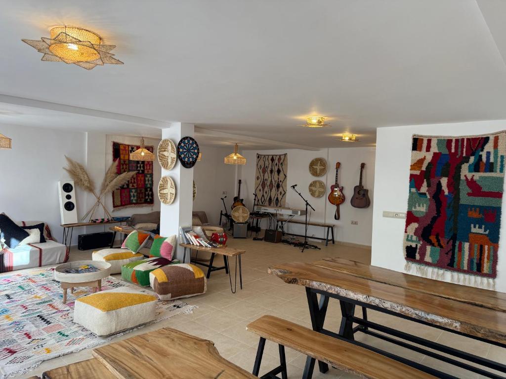 a living room with a couch and a table at Aman surf paddle yoga in Imsouane