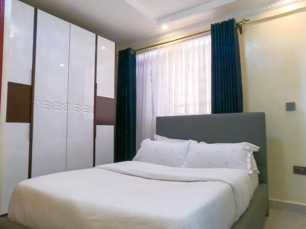 Postel nebo postele na pokoji v ubytování Shirpelle Suites BNB