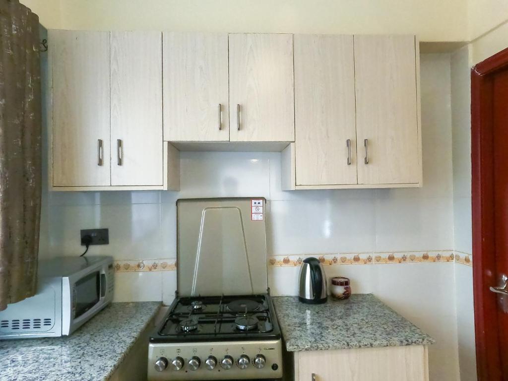 Kuchyň nebo kuchyňský kout v ubytování Shirpelle Suites BNB
