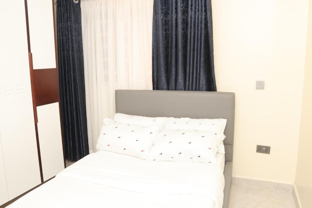 Postel nebo postele na pokoji v ubytování Shirpelle Suites BNB