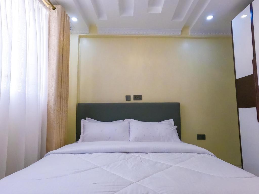 Postel nebo postele na pokoji v ubytování Shirpelle Suites BNB