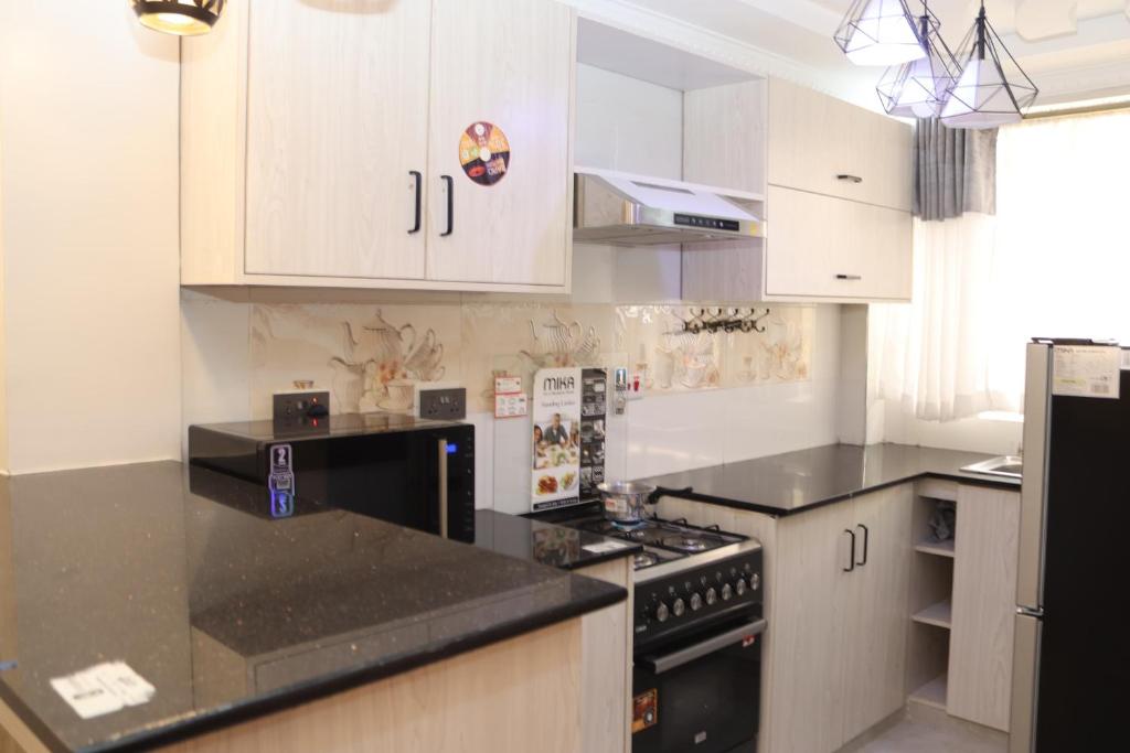 Kuchyň nebo kuchyňský kout v ubytování Shirpelle Suites BNB