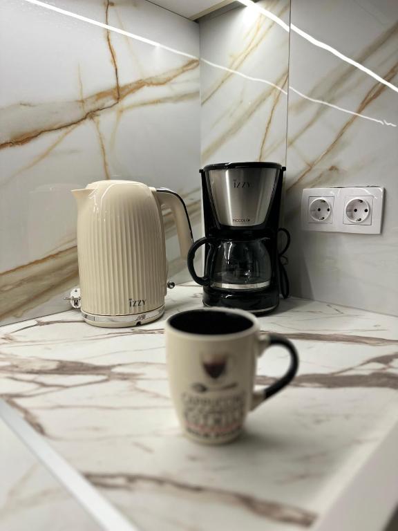 Příslušenství pro přípravu čaje a kávy v ubytování ΝΝ Delphi Loft