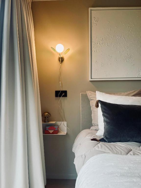 Postel nebo postele na pokoji v ubytování Wiltsangh Texel Tuinsuite Light
