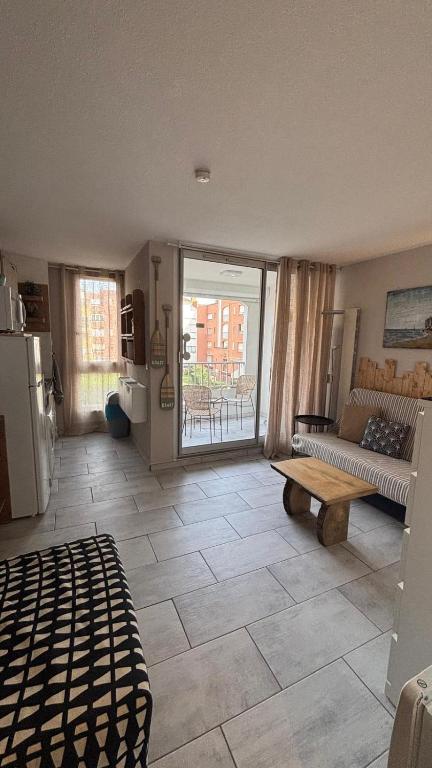 un salon avec un canapé et une table dans l'établissement Plages à 190 m, parking privé, belle vue, wifi., au Cap d'Agde