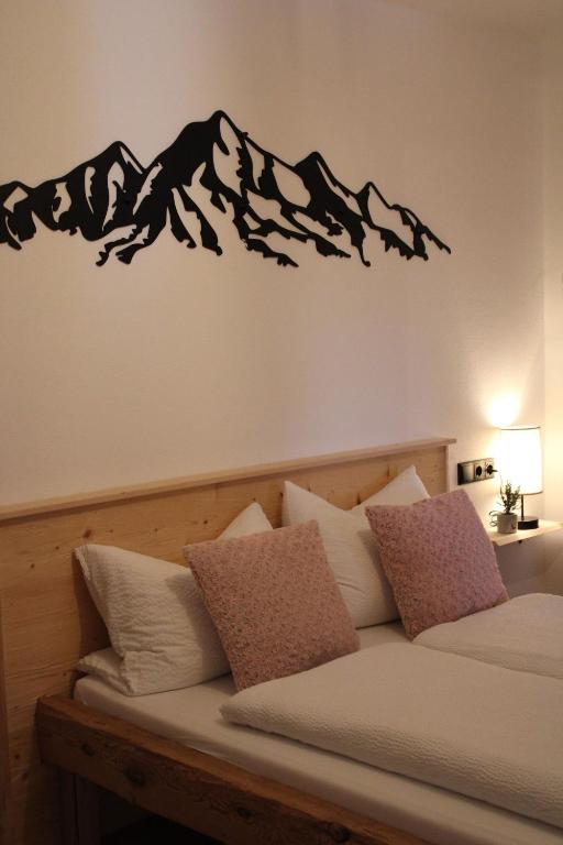 Postel nebo postele na pokoji v ubytování Ferienwohnung Enzian