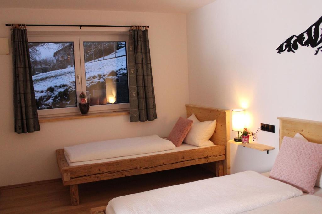 Postel nebo postele na pokoji v ubytování Ferienwohnung Enzian