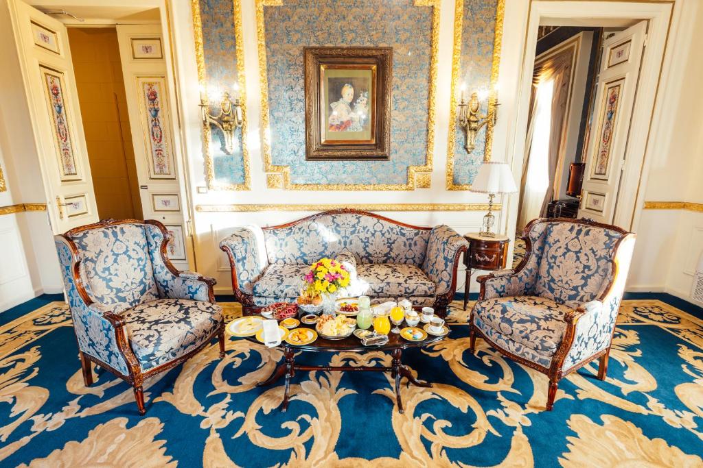 Posezení v ubytování Le Metropole Luxury Heritage Hotel Since 1902 by Paradise Inn Group