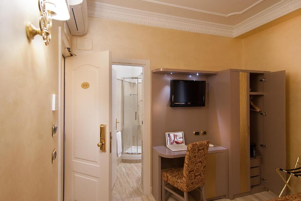 Telewizja i/lub zestaw kina domowego w obiekcie Hotel Fellini a Fontana di Trevi
