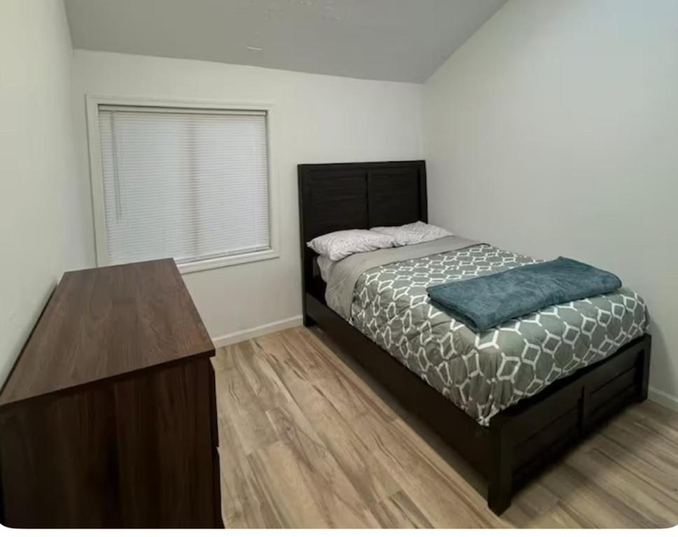Katil atau katil-katil dalam bilik di Portland SW Hill Home