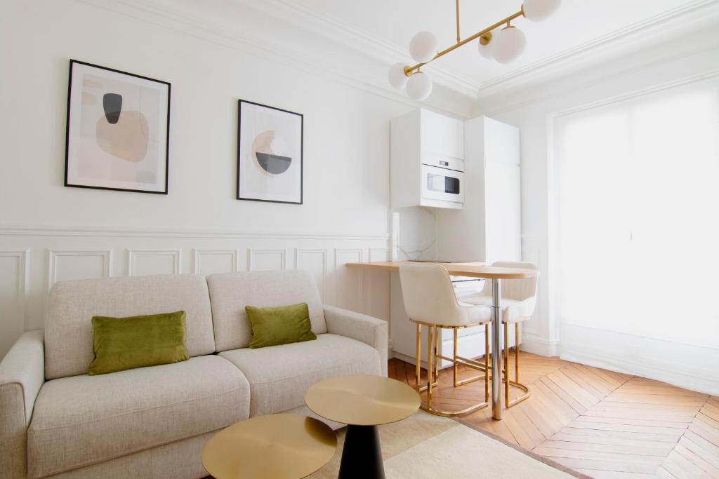 a living room with a couch and a table at Appartement élégant près de Bastille-Gare de Lyon in Paris
