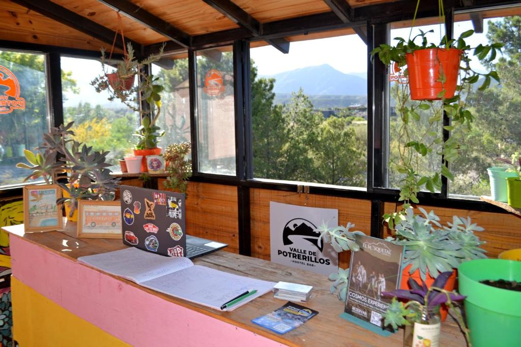 Nespecifikovaný výhled na hory nebo výhled na hory při pohledu z hostelu