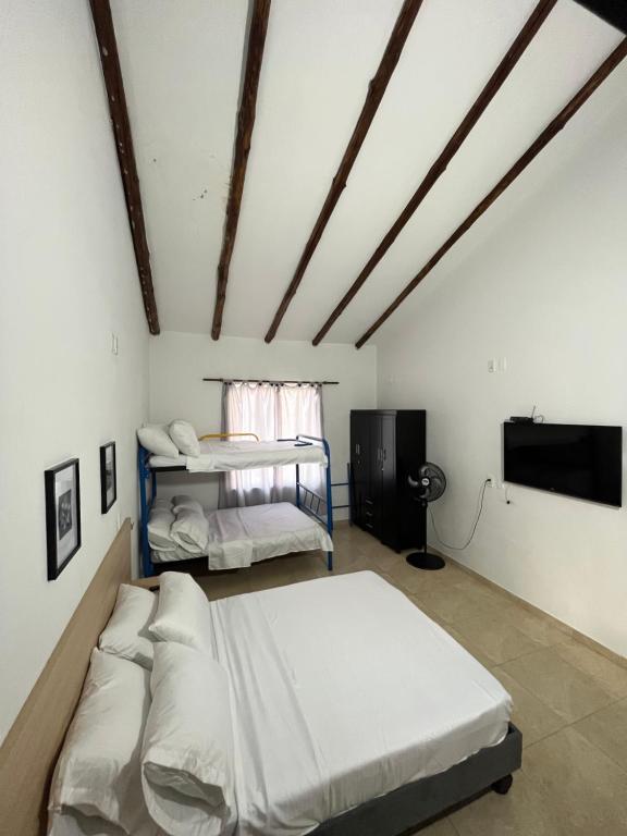 Postel nebo postele na pokoji v ubytování Hostal El Cedro