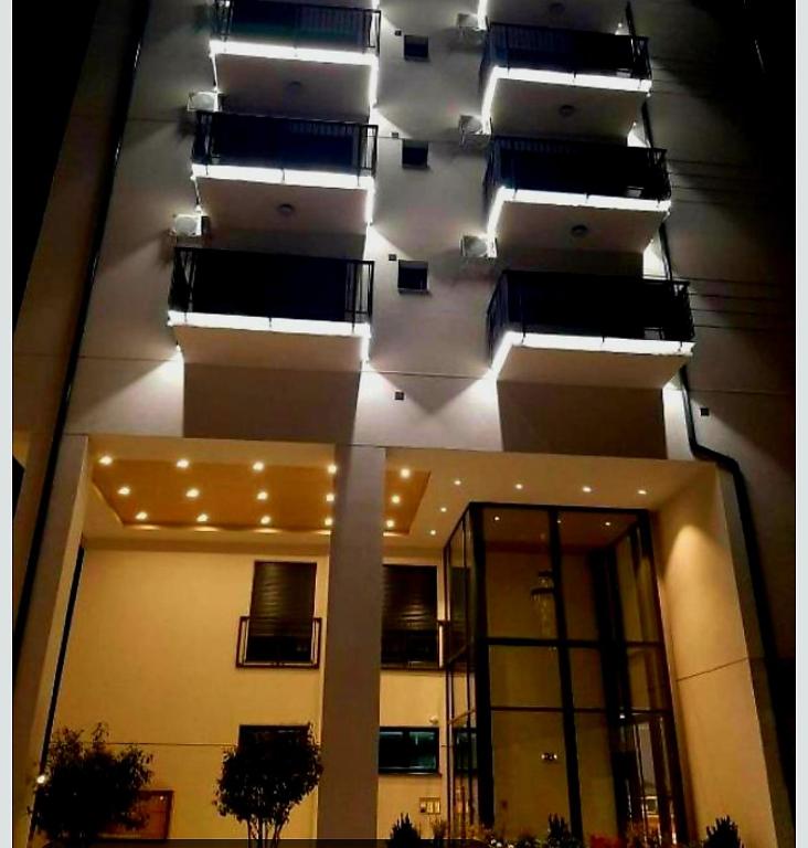 ヤゴディナにあるBeril lux apartmanの側面に照明がある建物