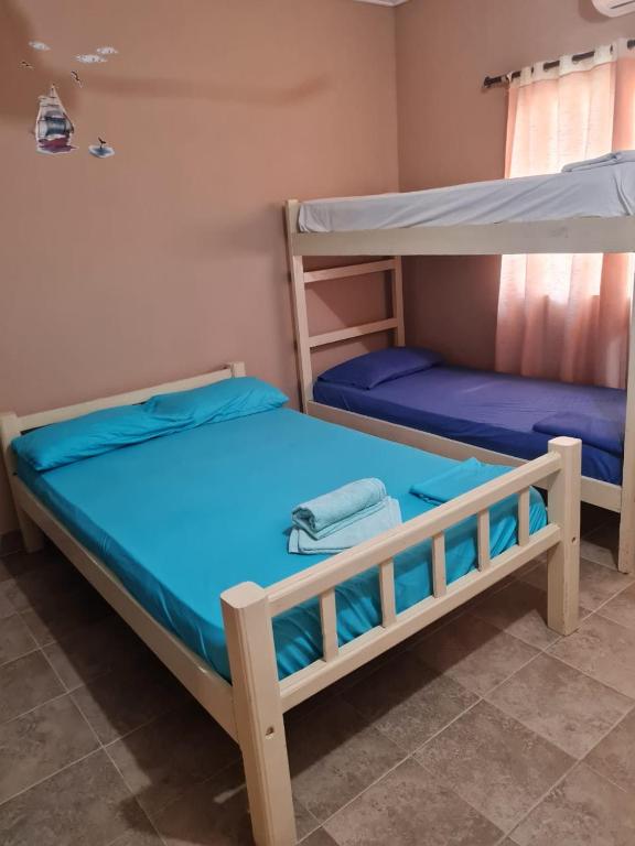 Postel nebo postele na pokoji v ubytování HOSTAL COVEÑAS INN
