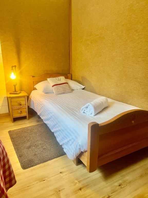 Voodi või voodid majutusasutuse Hotel l'escale toas