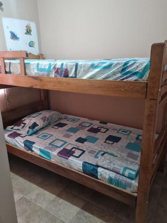 Postel nebo postele na pokoji v ubytování HOSTAL COVEÑAS INN
