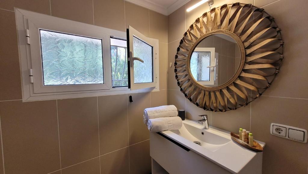 A bathroom at Casa Caledonia - Appartement dans villa avec jardin arboré et piscine à 500 M de la mer