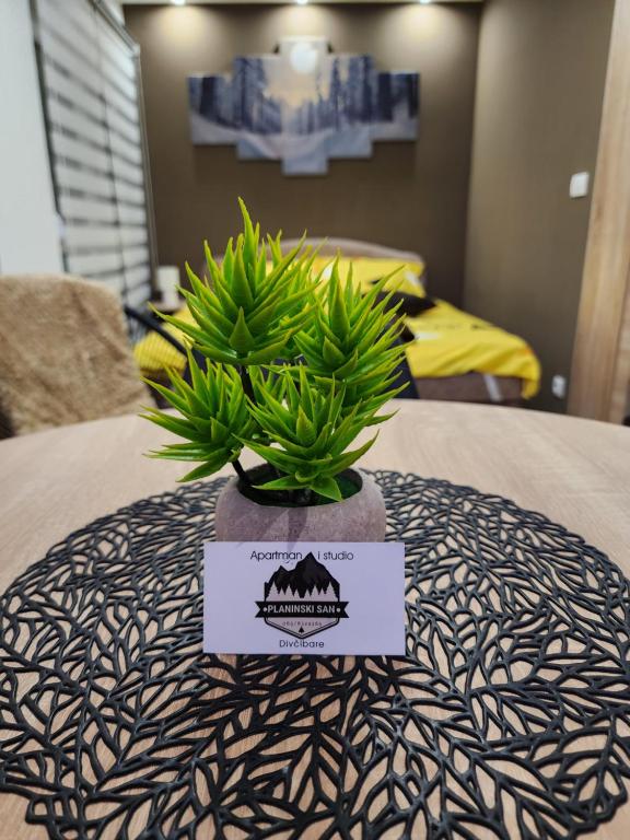 Istumisnurk majutusasutuses Studio Planinski san Divčibare