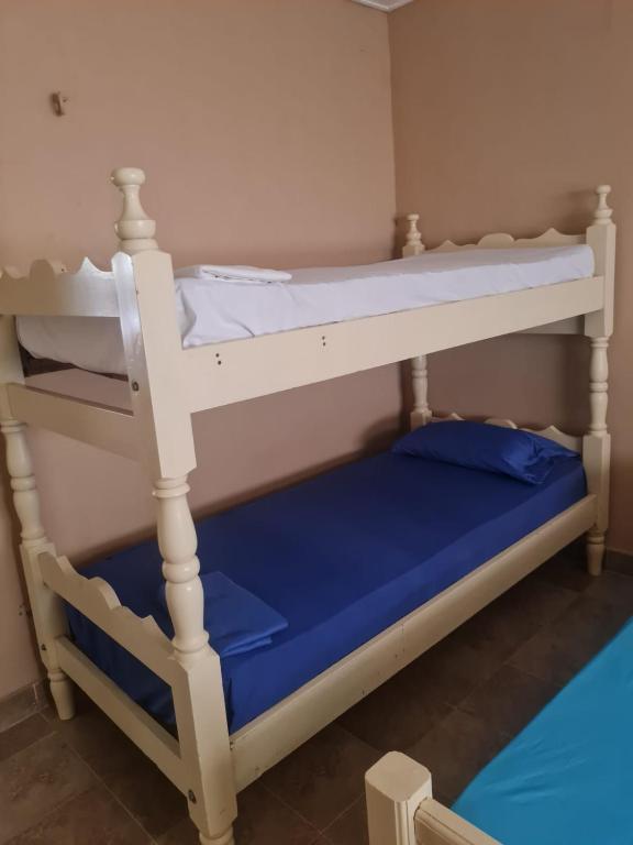 Postel nebo postele na pokoji v ubytování HOSTAL COVEÑAS INN