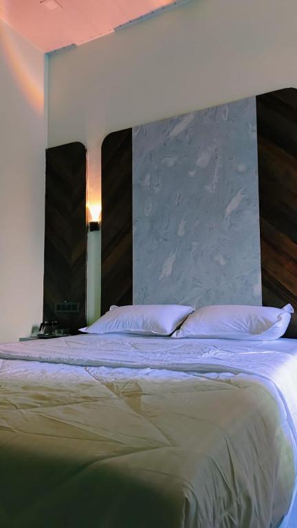 Postel nebo postele na pokoji v ubytování ParNam Hotel
