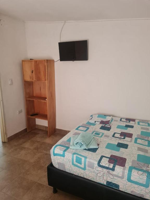 Postel nebo postele na pokoji v ubytování HOSTAL COVEÑAS INN