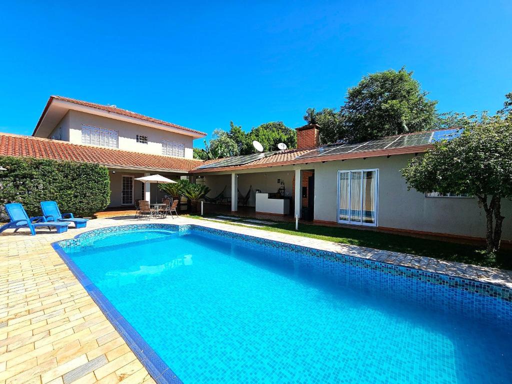 una piscina davanti a una casa di Linda casa 5 quartos prox a av cataratas e centro a Foz do Iguaçu