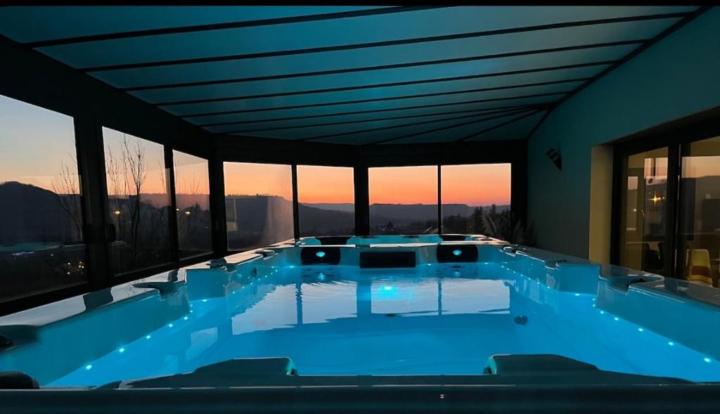 Bazén v ubytování spa de nage et jacuzzi à Séverac d'Aveyron nebo v jeho okolí
