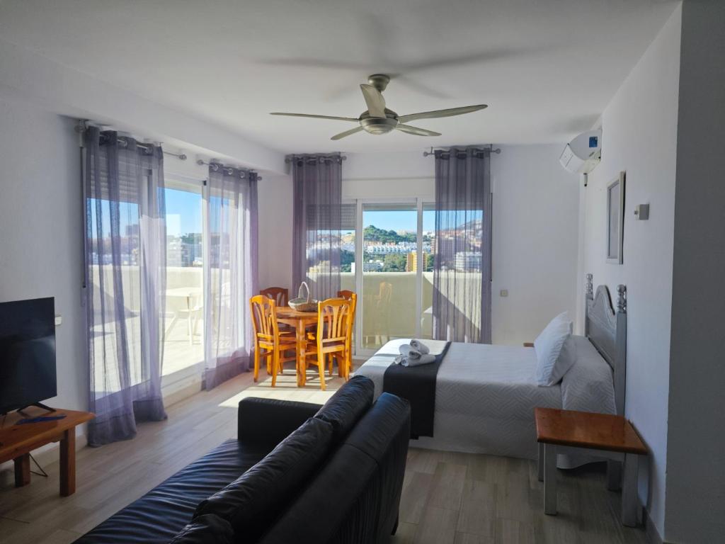 A seating area at EL ESTUDIO DE LA PLAYA BENALBEACH Vistas al Mar