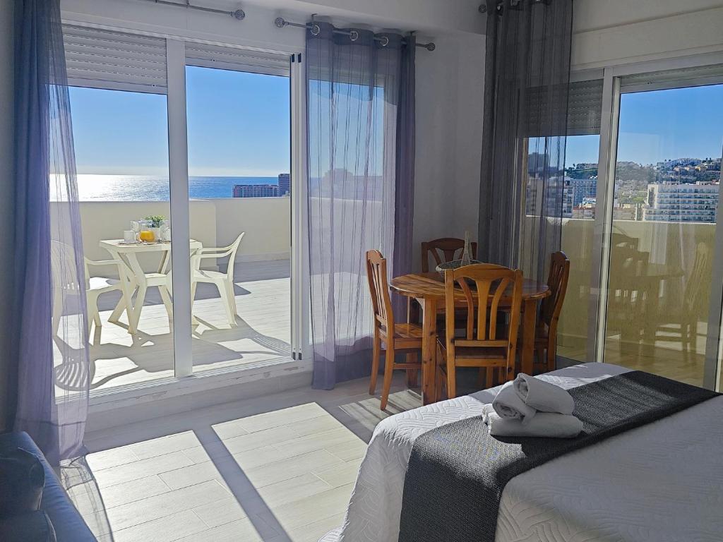 A balcony or terrace at EL ESTUDIO DE LA PLAYA BENALBEACH Vistas al Mar