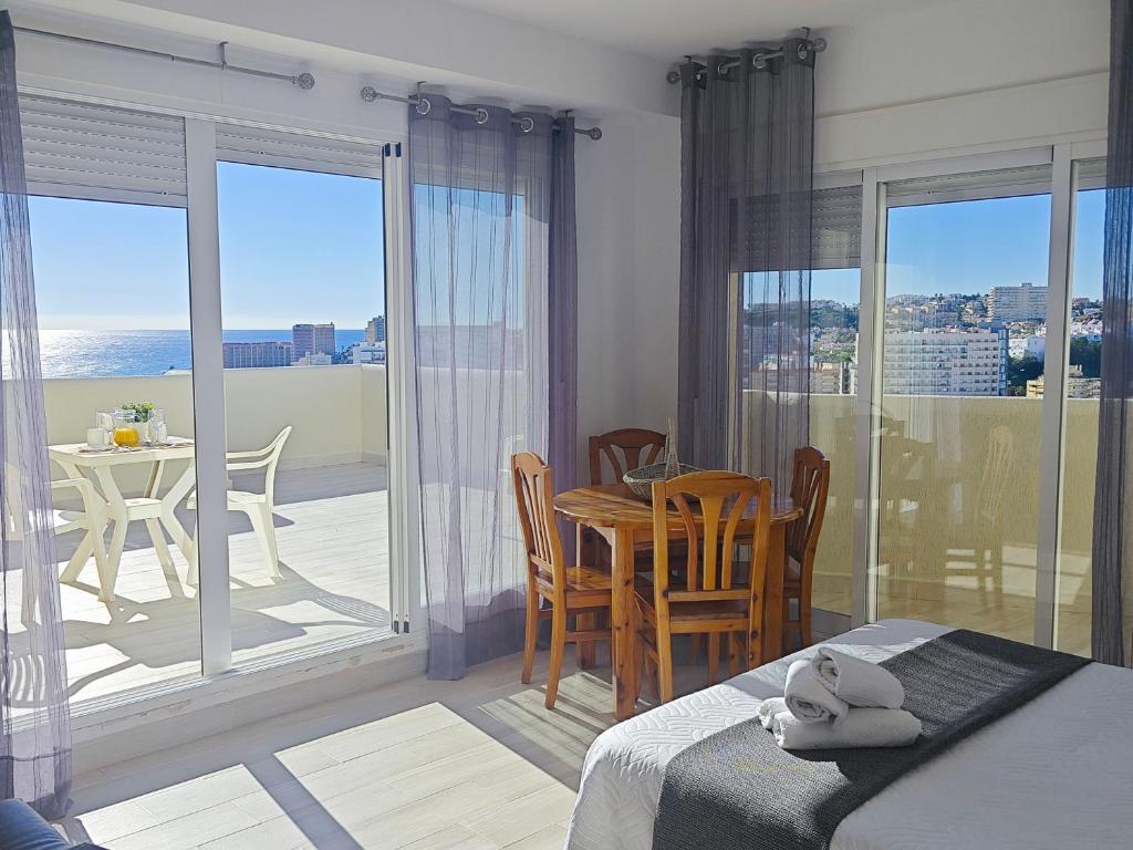 A bed or beds in a room at EL ESTUDIO DE LA PLAYA BENALBEACH Vistas al Mar