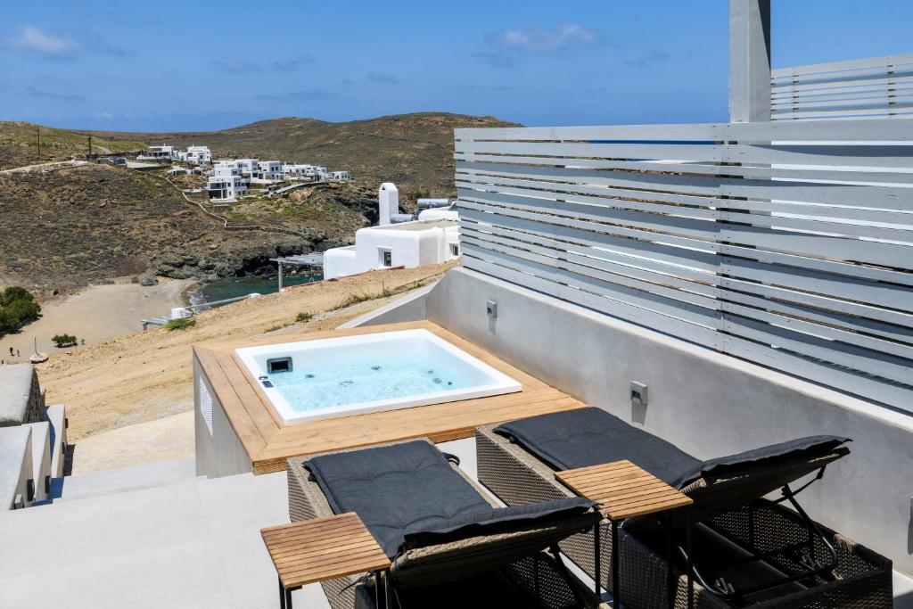 Mykonos Residence Villas & Suites Merchia Beach - 带热水浴缸的套房
