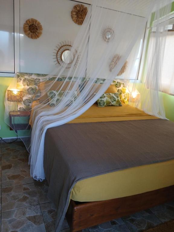 Postel nebo postele na pokoji v ubytování Maisonnette atypique au coeur de la Martinique