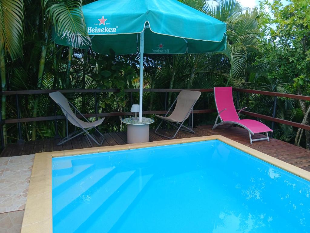 Bazén v ubytování Maisonnette atypique au coeur de la Martinique nebo v jeho okolí