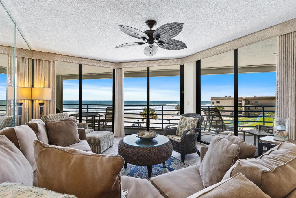 Picture of Waterfront All locations Luxury Real Estate - Waterfront Homes for Sale