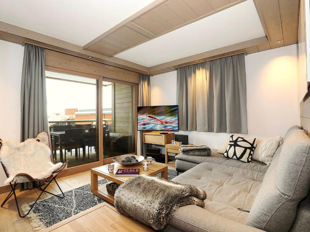 a living room with a couch and a table at Appartement familial 3 chambres à Courchevel, parking et proche des pistes - FR-1-575-130 in Courchevel