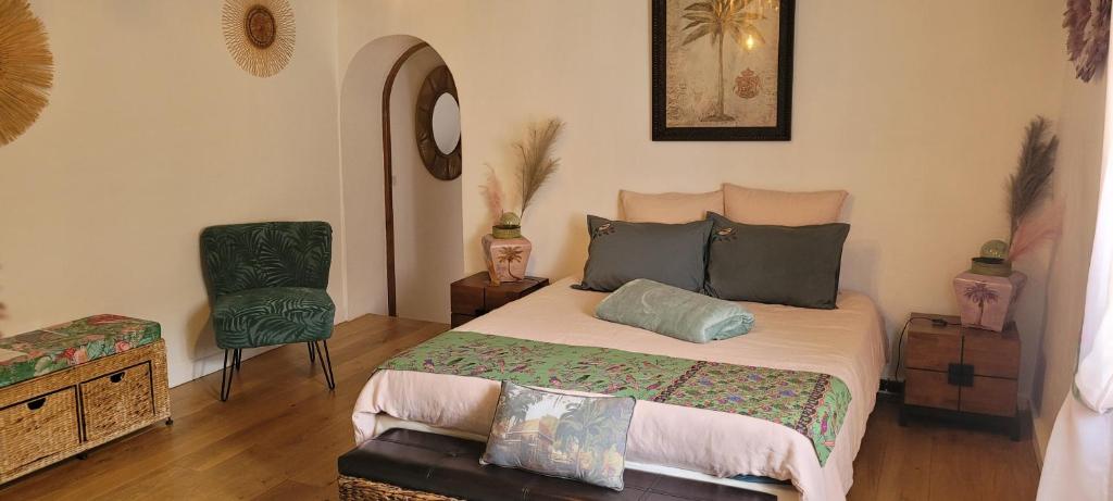 Le Manoir des Pélies, Maison d'hôtes de charme, Jacuzzi, Piscine, Rivière - Habitación Con Cama Grande Y Vistas Al Jardín