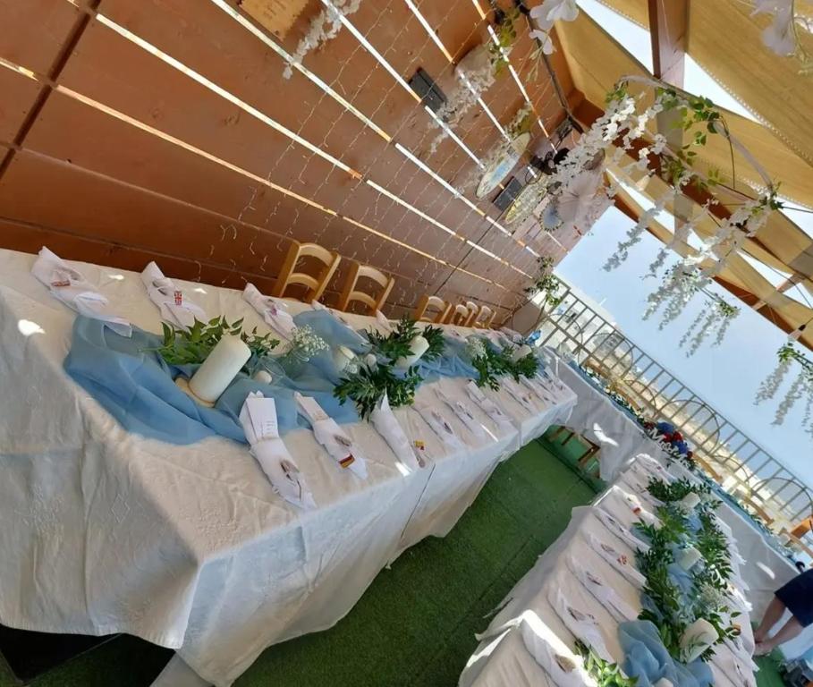 un tavolo con una tovaglia bianca e sedie di Cerviola Hotel a Marsaskala