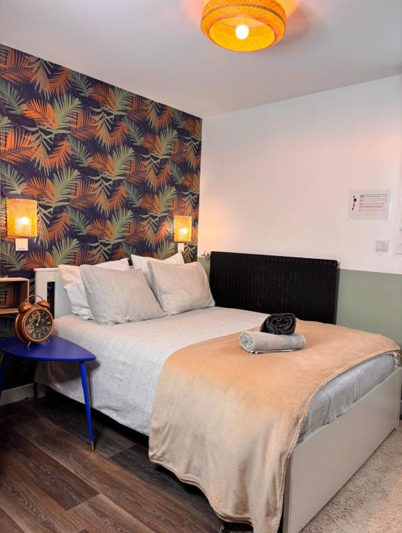 - une chambre avec 2 lits et un mur orné d'une fresque murale dans l'établissement Cosy Home Next To Disneyland & Train, à Torcy