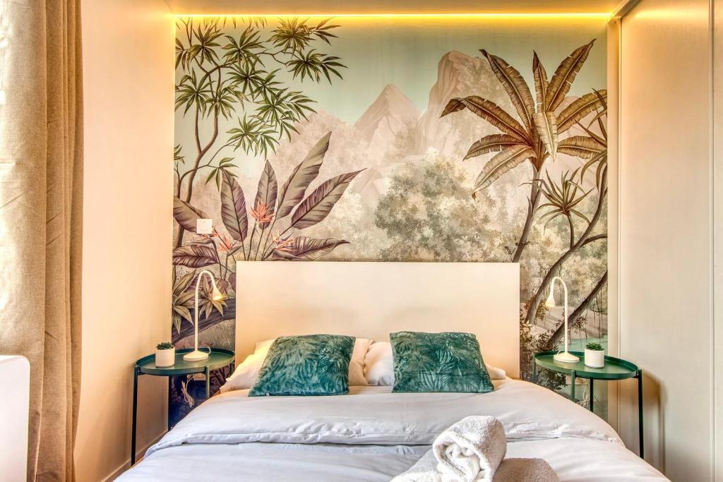 - une chambre avec un lit orné d'une fresque murale dans l'établissement L'Oasis - Bel appart climatisé quartier point du jour Lyon 5, à Lyon