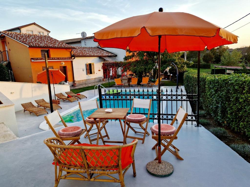 Basen w obiekcie Cozy getaway house Luana lub w pobliżu