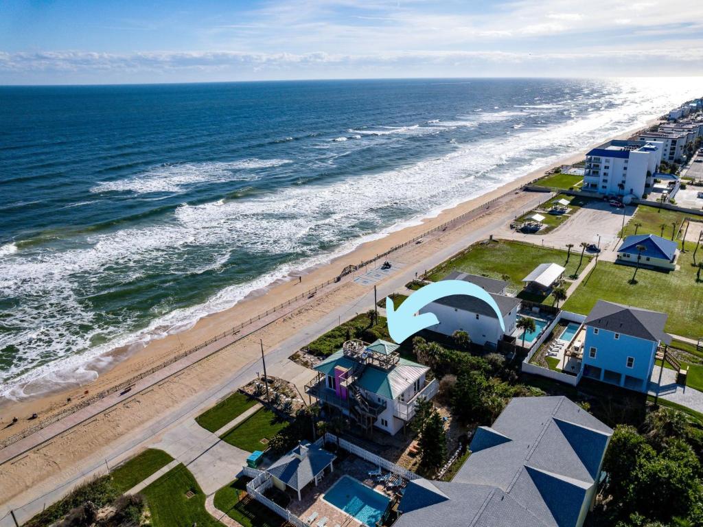 Una vista aérea de una playa con casas y el océano. en Little Latitude - Low Tide - Oceanfront Bungalow - 6618S, en New Smyrna Beach