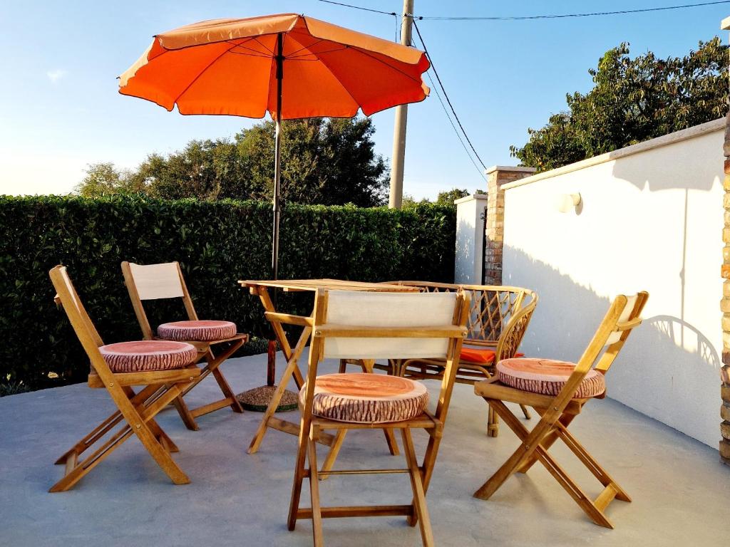 Patio lub wspólna przestrzeń na świeżym powietrzu w obiekcie Cozy getaway house Luana