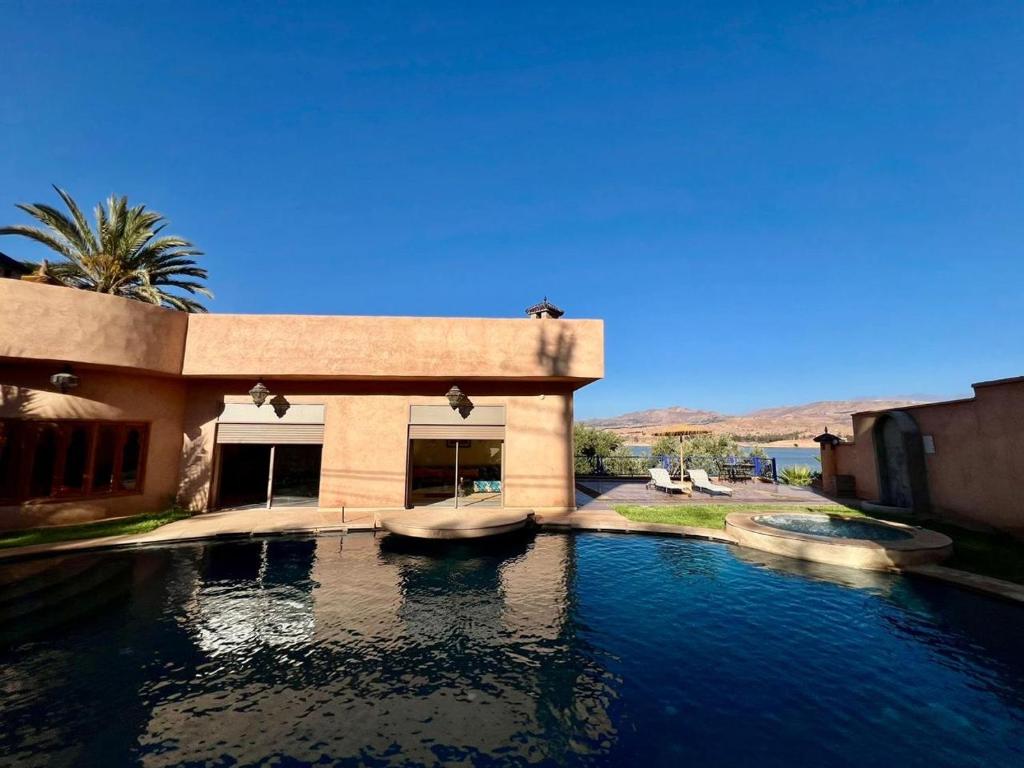Bazén v ubytování DAR N'FIS Région Marrakech HEBERGEMENT AU BORD Du LAC ÉVASION PISCINE ACTIVITÉS WIFI nebo v jeho okolí