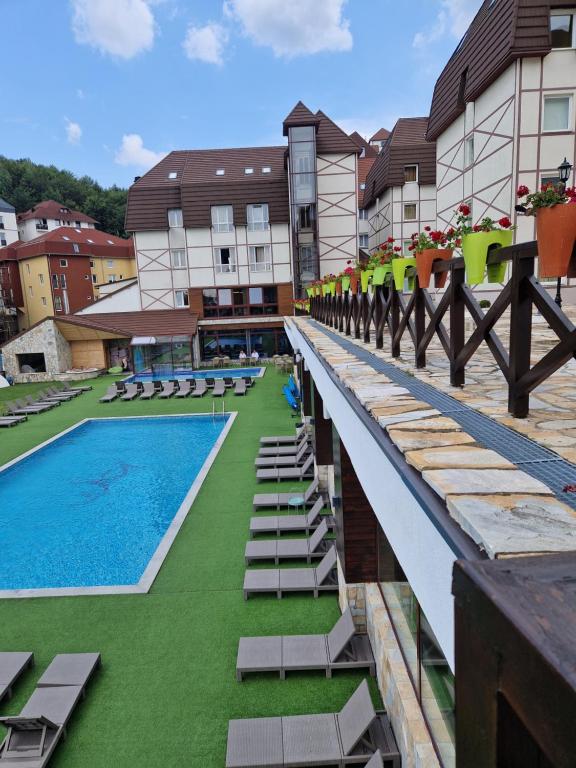 a view of the pool at the resort at Apartman MonTanja Kopaonik, u hotelu Kraljevi Čardaci in Kopaonik