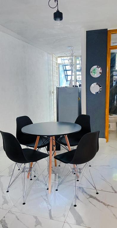 - une table et des chaises noires dans la chambre dans l'établissement Casa en ixtapa, cerca de playa linda!, à Barrio Nuevo