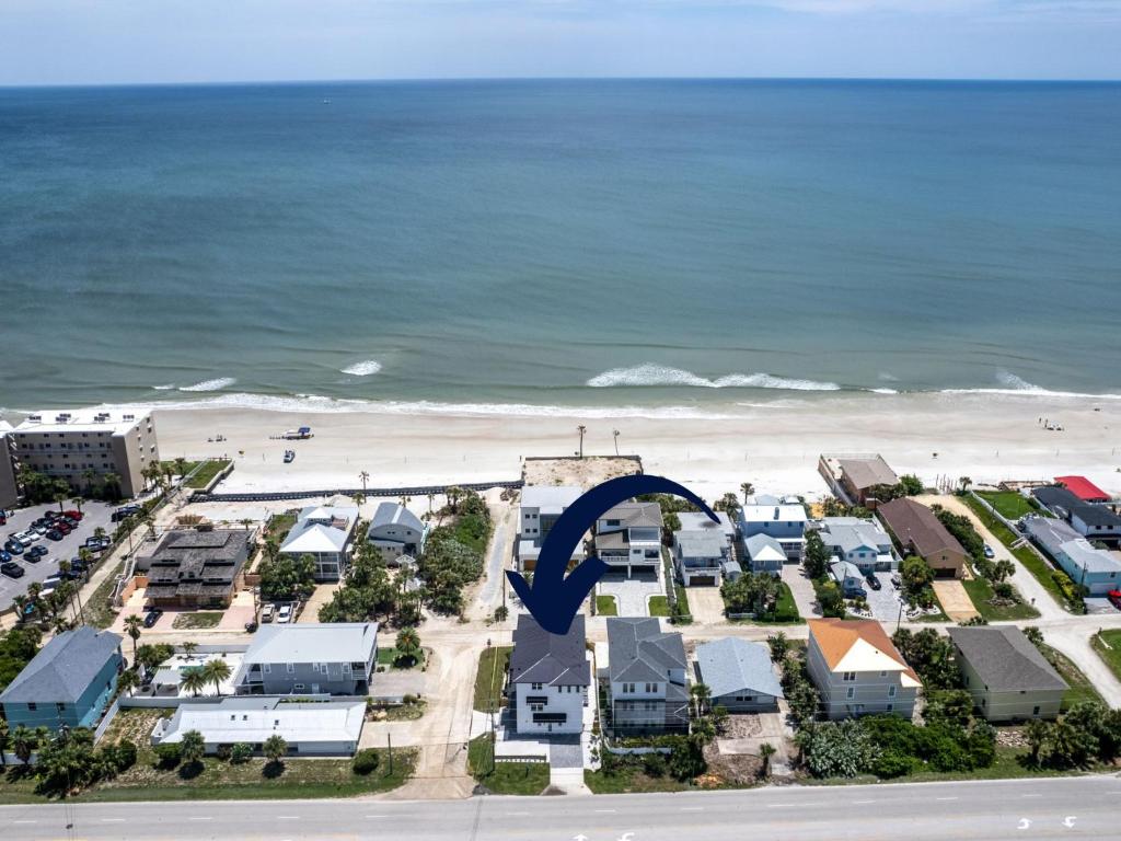 - une vue aérienne sur la plage et les condos dans l'établissement Sunset Oasis - Luxury Pool Home - 350 Feet to the Beach, à New Smyrna Beach